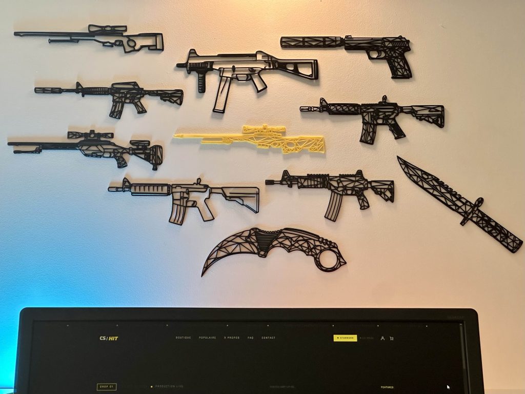 Mur de wall art CS_HIT au-dessus d un bureau gaming